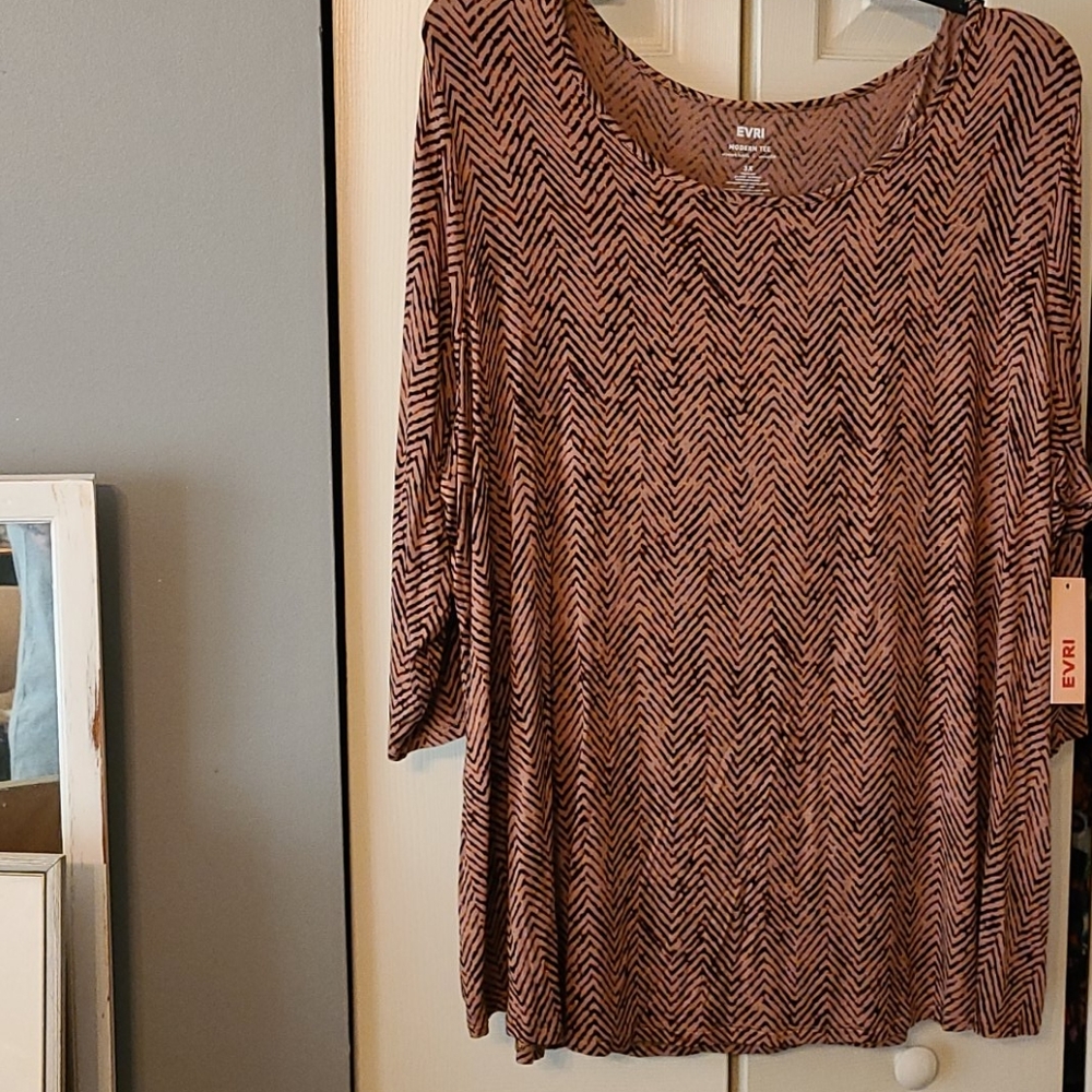 EVRI Black and tan tshirt.